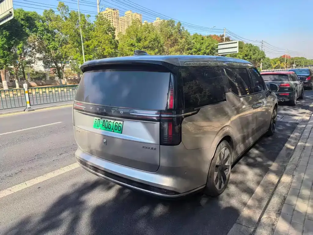 Volvo EM90 2024 из CN, фото 4