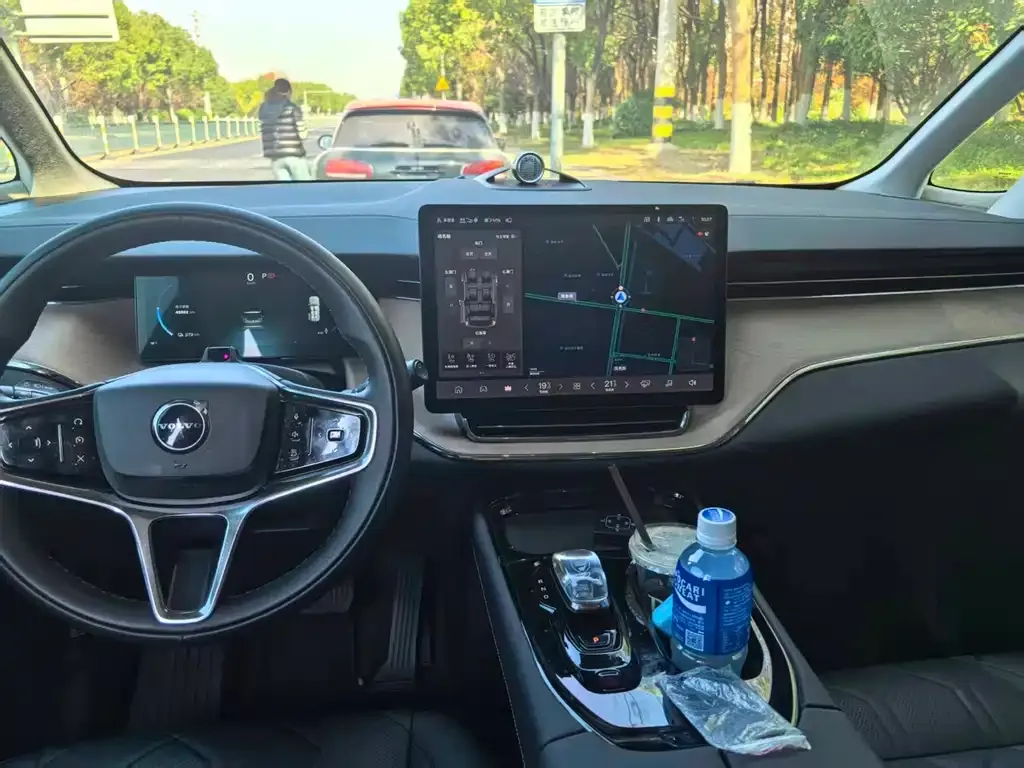 Volvo EM90 2024 из CN, фото 5