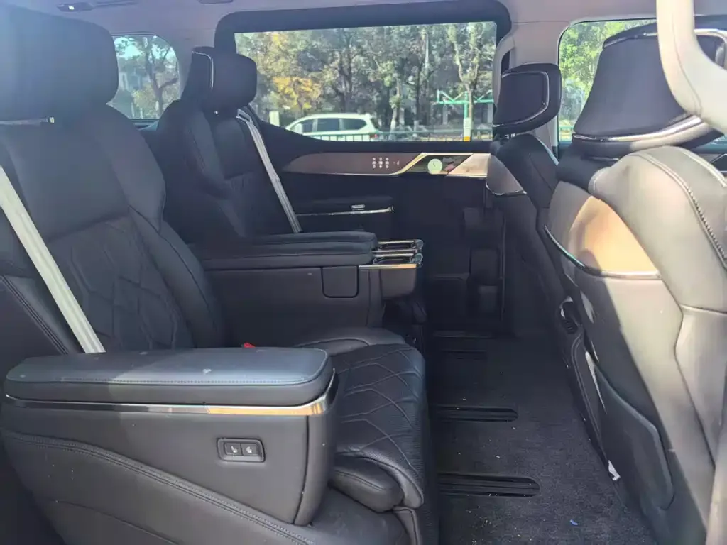 Volvo EM90 2024 из CN, фото 8