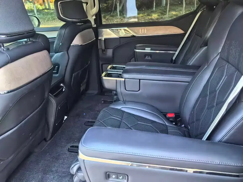 Volvo EM90 2024 из CN, фото 9