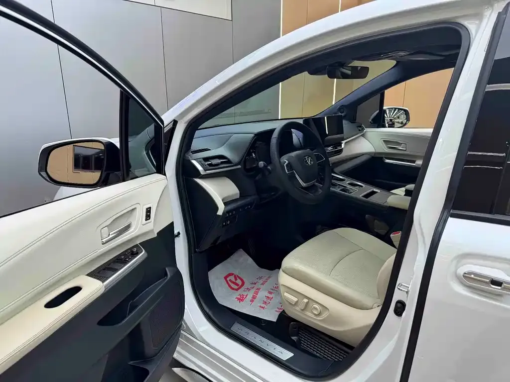 Toyota Granvia 2024 из CN, фото 6