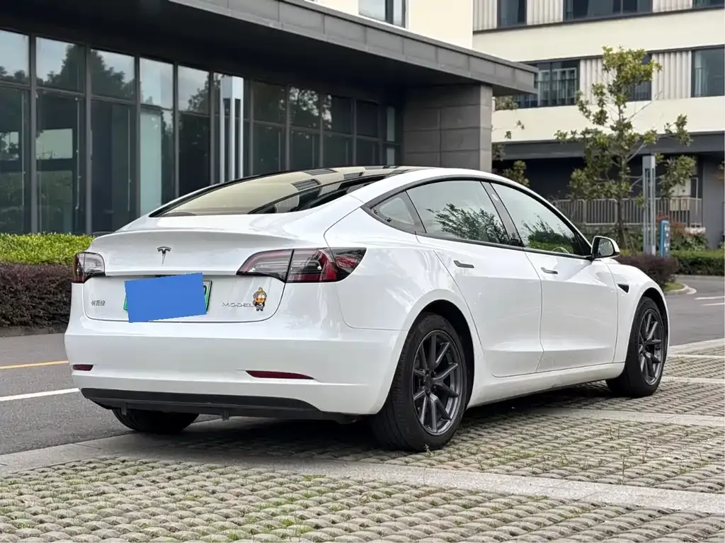 Tesla Model 3 — фото 3