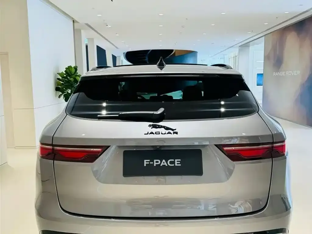 Jaguar F-PACE — фото 10
