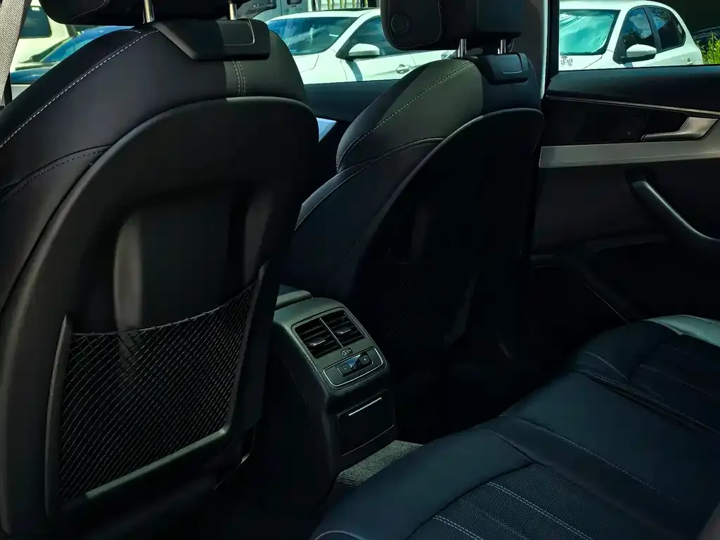Audi A4L 2021 из CN, фото 8