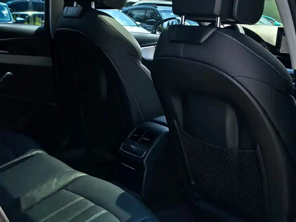 Audi A4L 2021 из CN, фото 9
