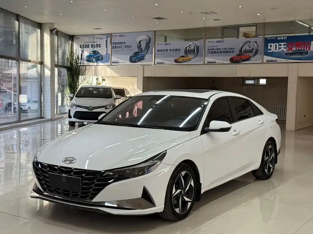 Hyundai Elantra — фото 1