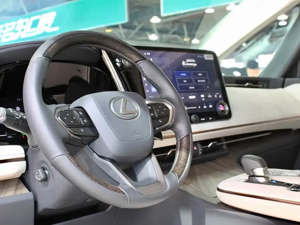 Lexus LM — фото 5