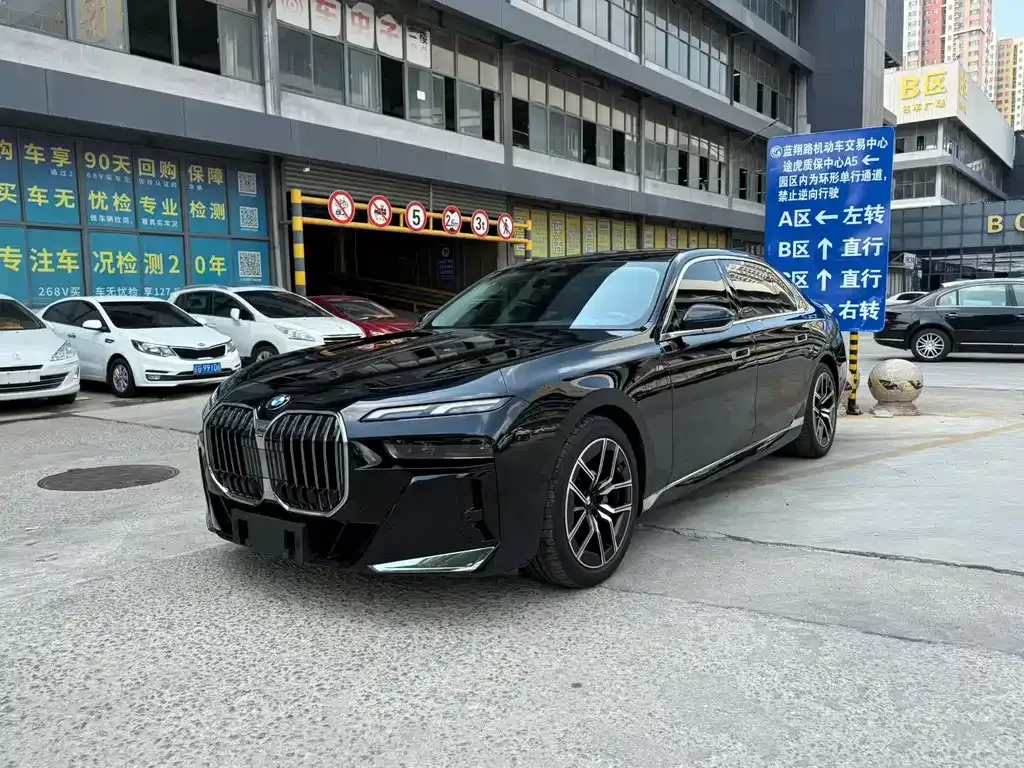 BMW 7 Series 2023 из CN, фото 1
