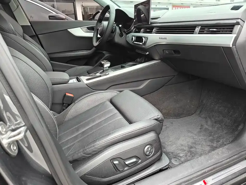 Audi A4L 2021 из CN, фото 6