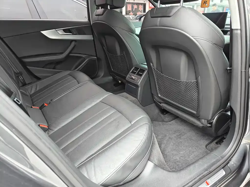 Audi A4L 2021 из CN, фото 7