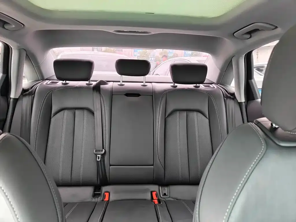 Audi A4L 2021 из CN, фото 8