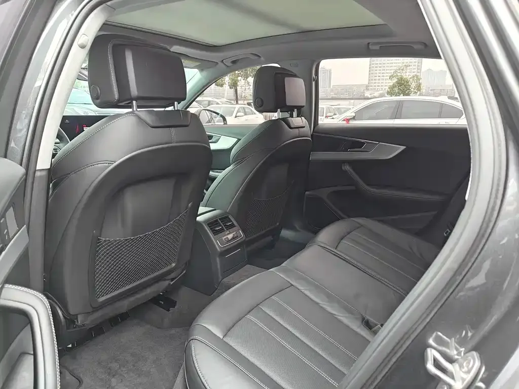 Audi A4L 2021 из CN, фото 9