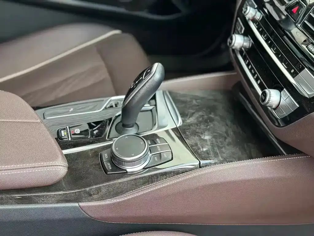 BMW 5 Series 2023 из CN, фото 10