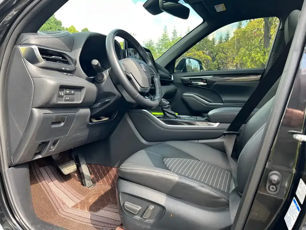 Toyota Crown Kluger 2022 из CN, фото 4