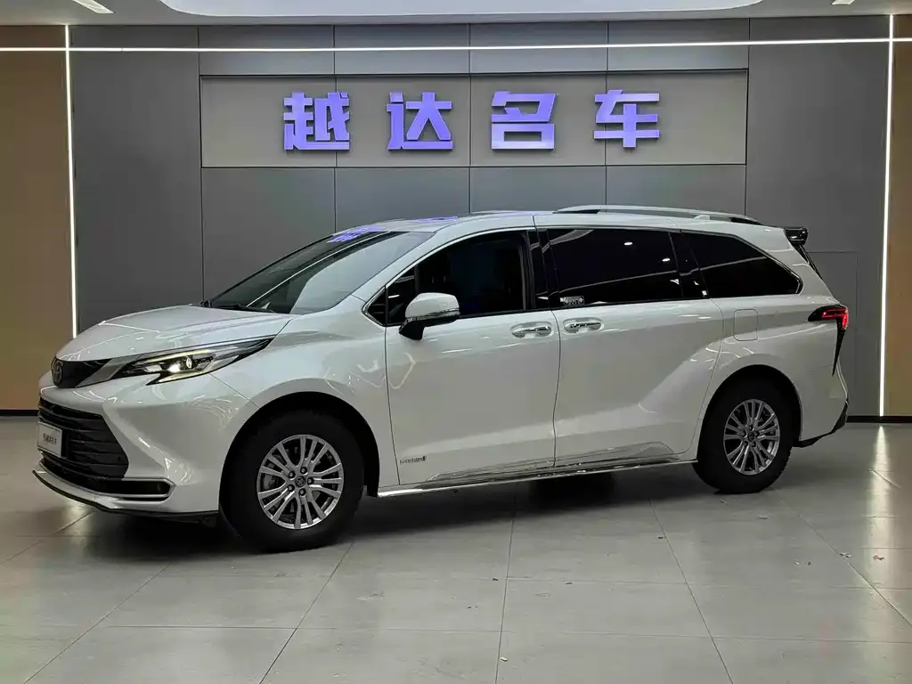 Toyota Sienna — фото 1