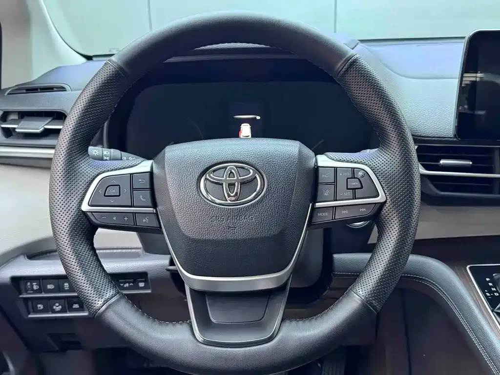 Toyota Sienna — фото 10