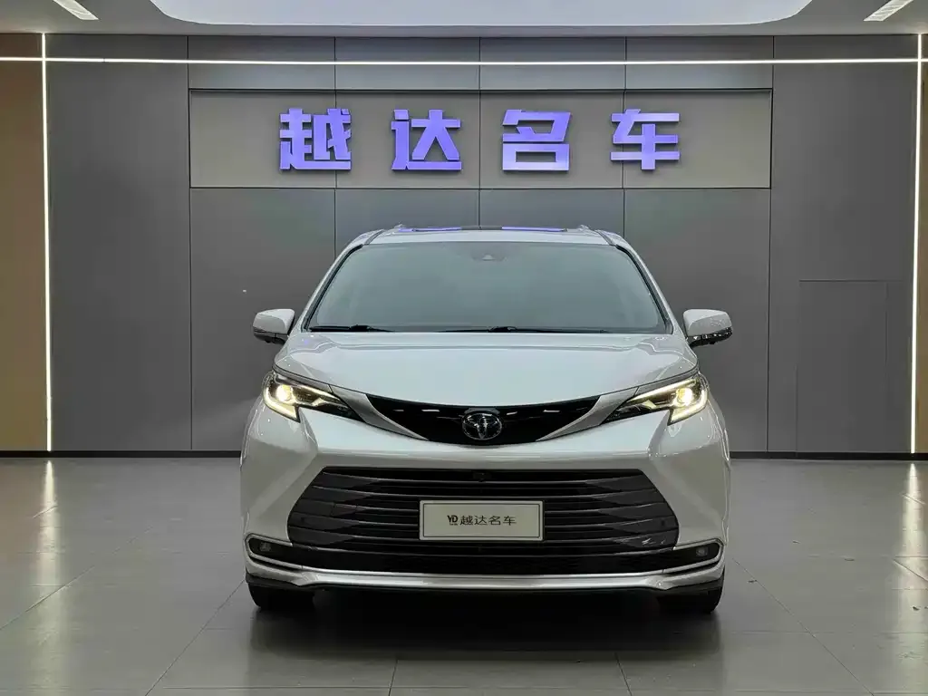 Toyota Sienna — фото 2