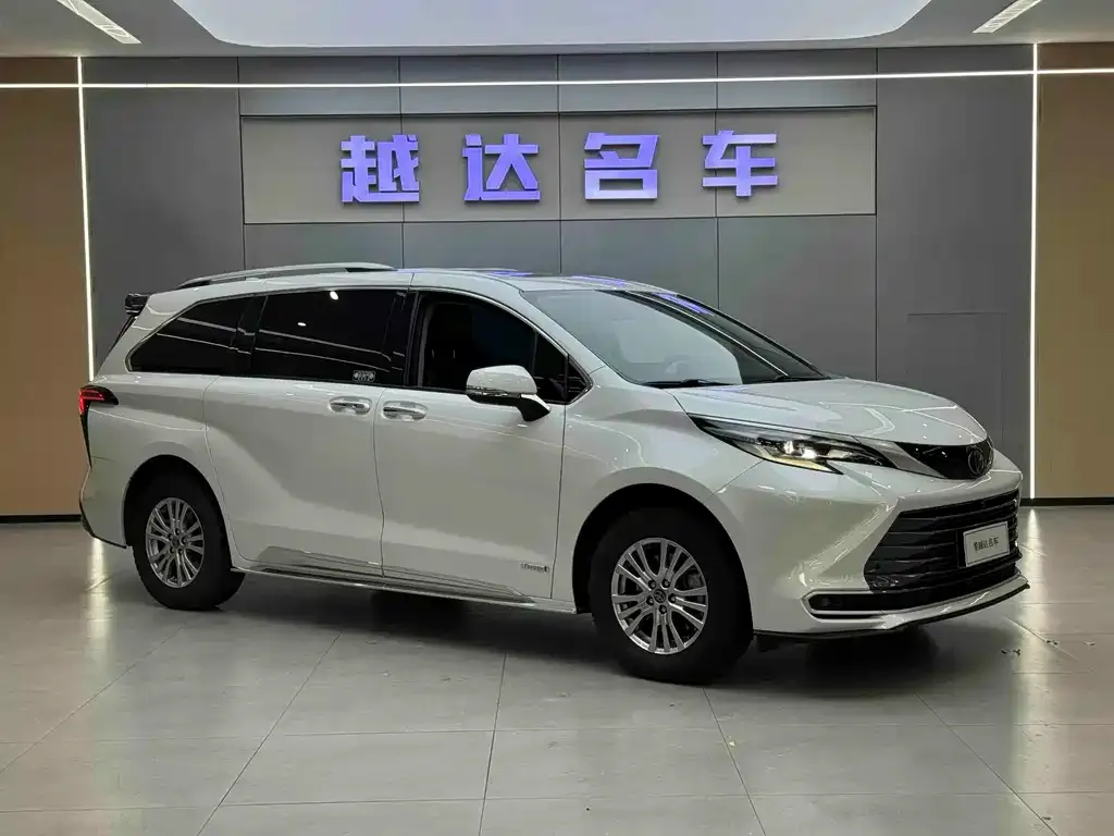 Toyota Sienna — фото 3