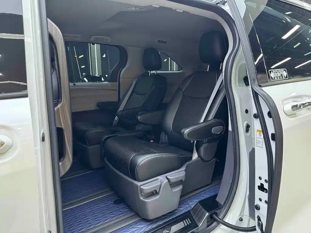 Toyota Sienna — фото 9