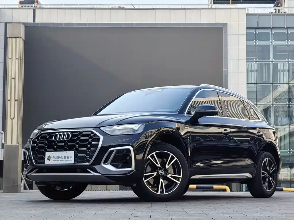 Audi Q5L — фото 1