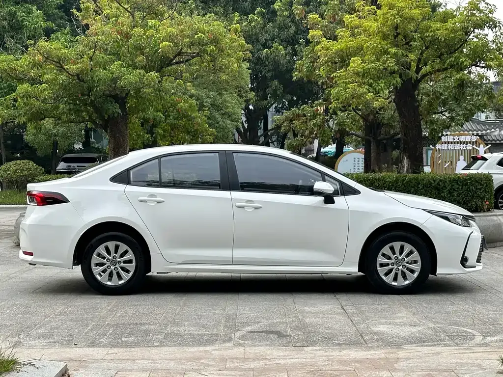 Toyota Corolla — фото 10