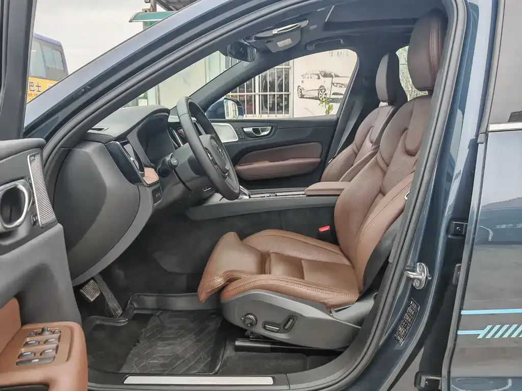 Volvo XC60 PHEV 2023 из CN, фото 10