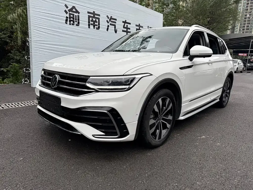 Volkswagen Tiguan L — фото 1