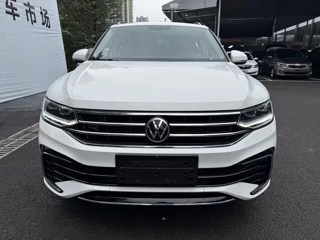 Volkswagen Tiguan L — фото 2