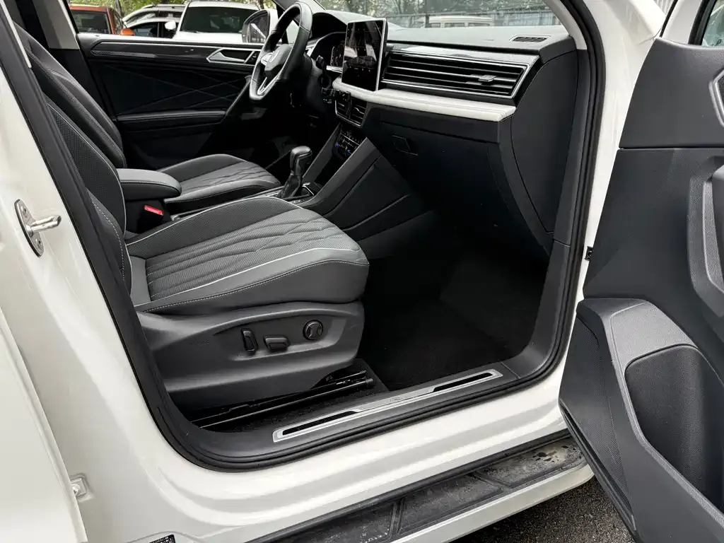 Volkswagen Tiguan L — фото 8