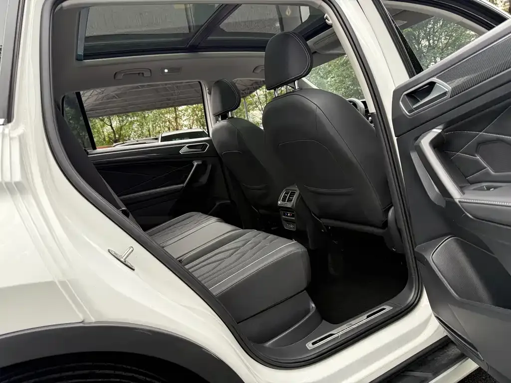 Volkswagen Tiguan L — фото 9