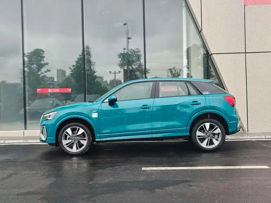 Audi Q2L 2025 из CN, фото 5
