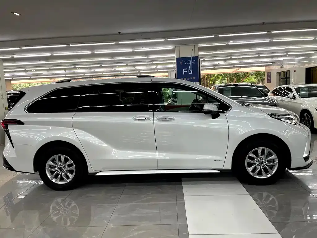 Toyota Granvia 2024 из CN, фото 6