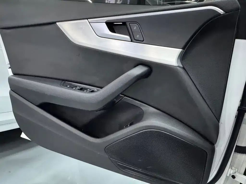 Audi A4L 2023 из CN, фото 8