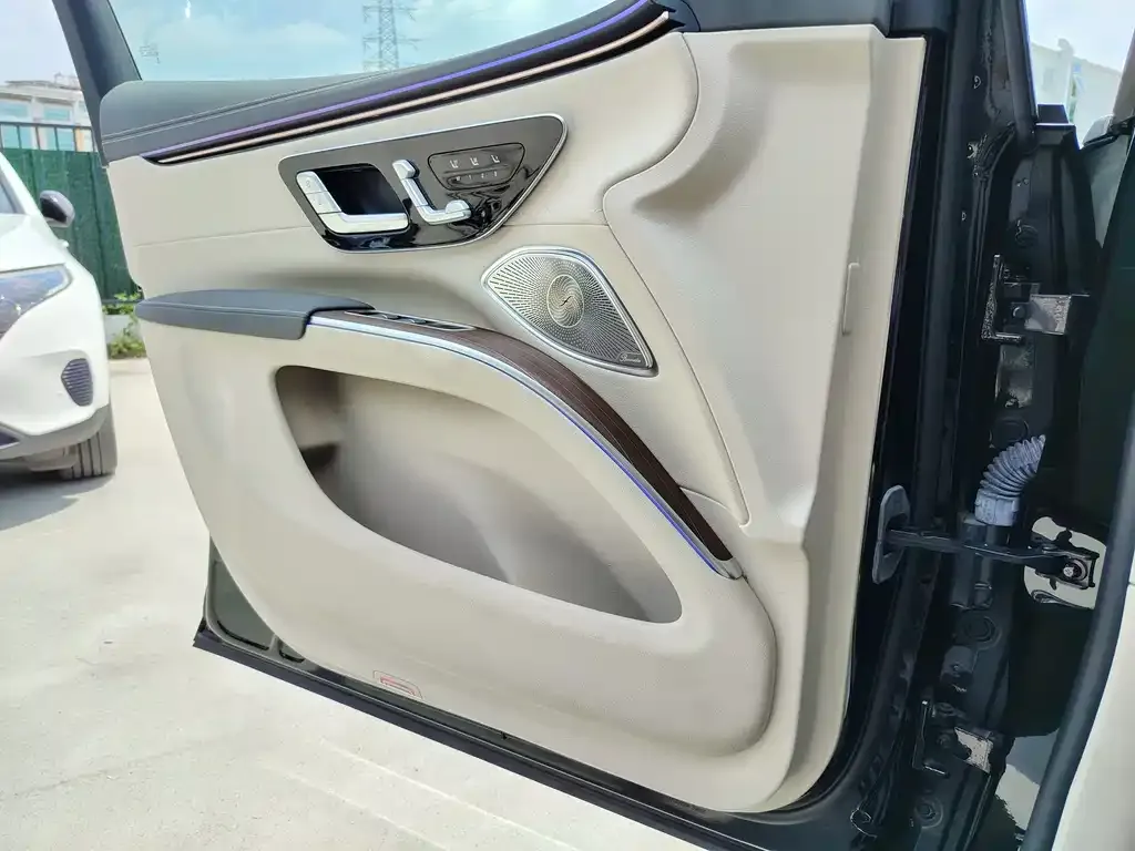 Mercedes-Benz EQS SUV — фото 6