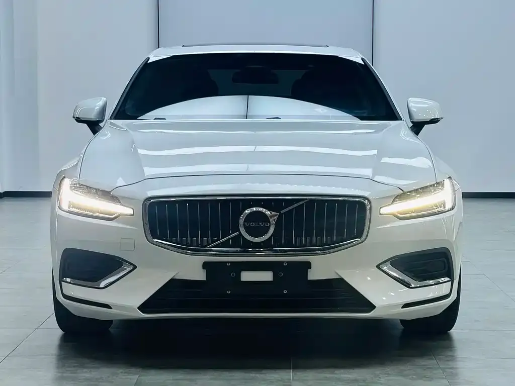 Volvo S60 2024 из CN, фото 2