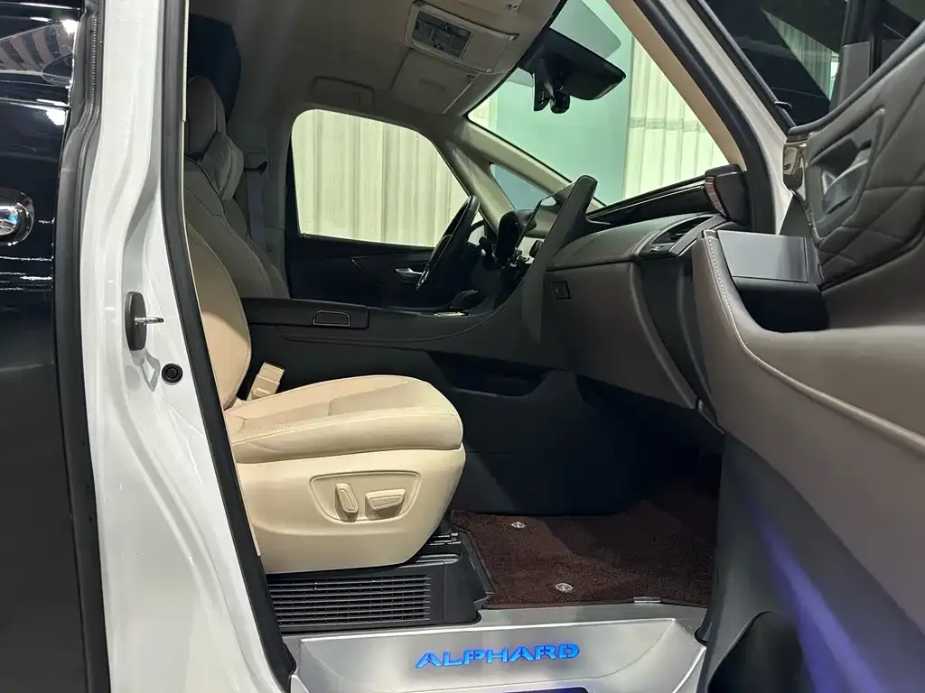 Toyota Alphard — фото 10