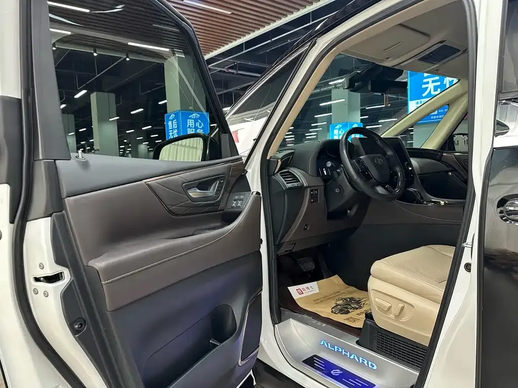Toyota Alphard — фото 4