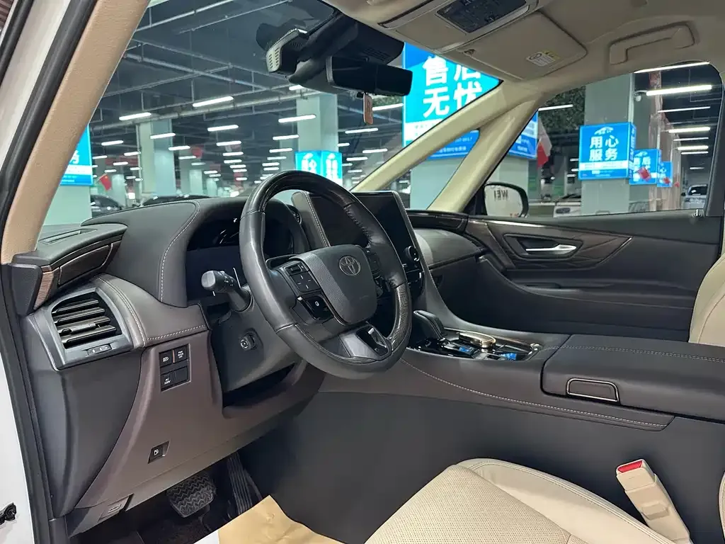 Toyota Alphard — фото 5