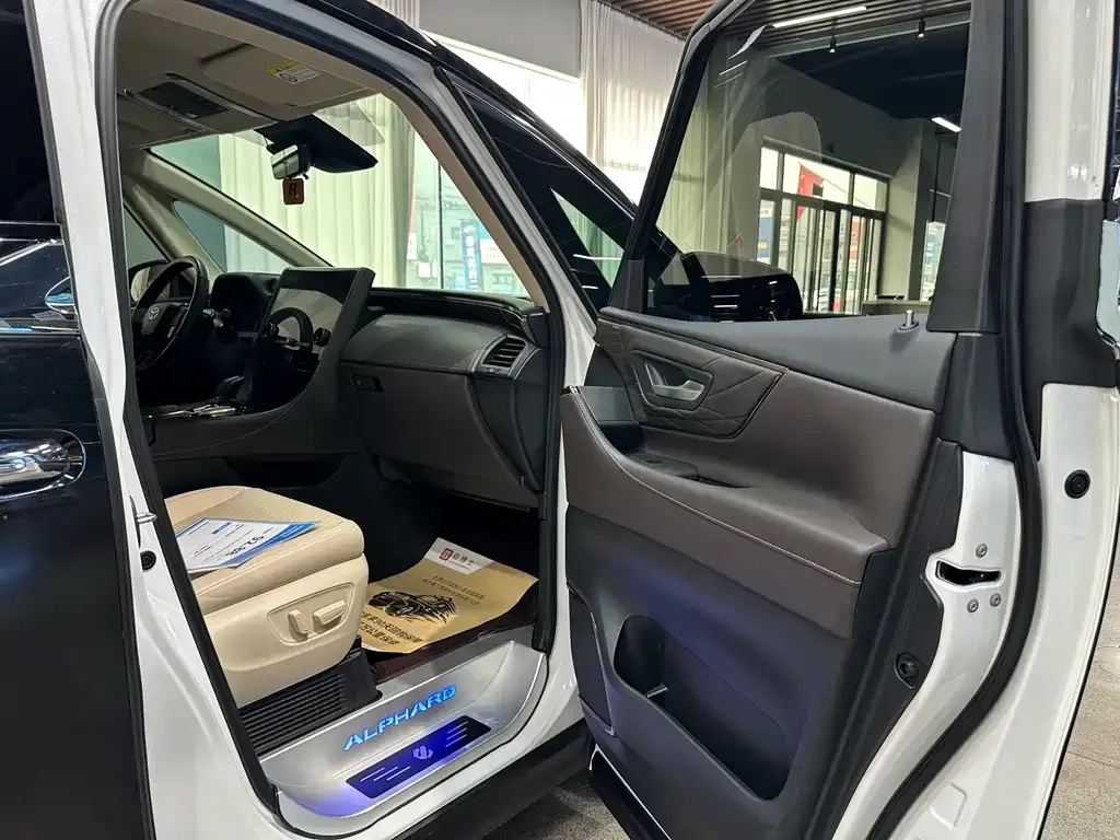 Toyota Alphard — фото 8