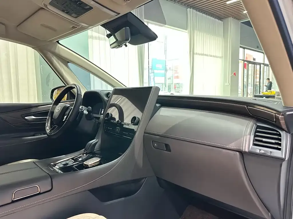 Toyota Alphard — фото 9