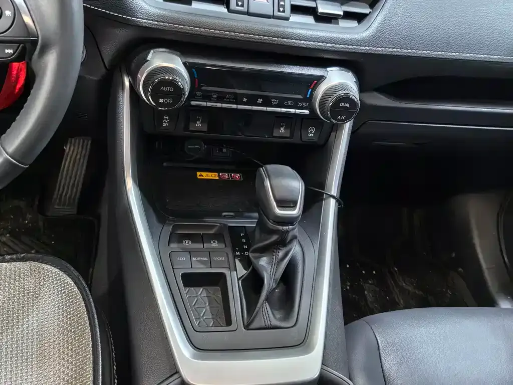 Toyota RAV4 2023 из CN, фото 10