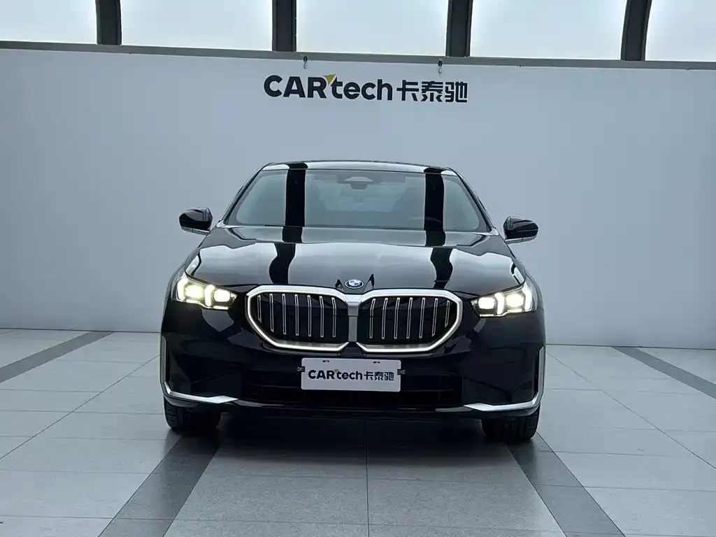 BMW 5 Series 2024 из CN, фото 2