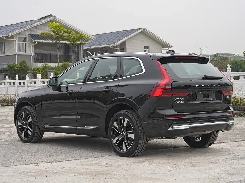 Volvo XC60 — фото 4
