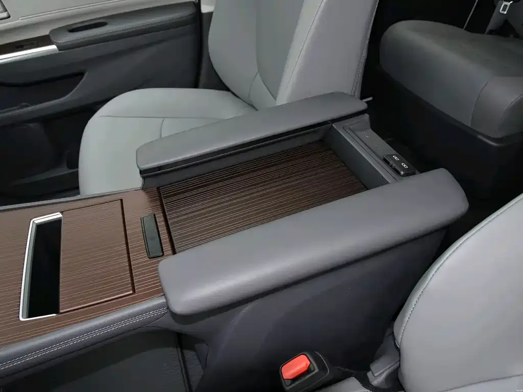 Toyota Granvia 2024 из CN, фото 9