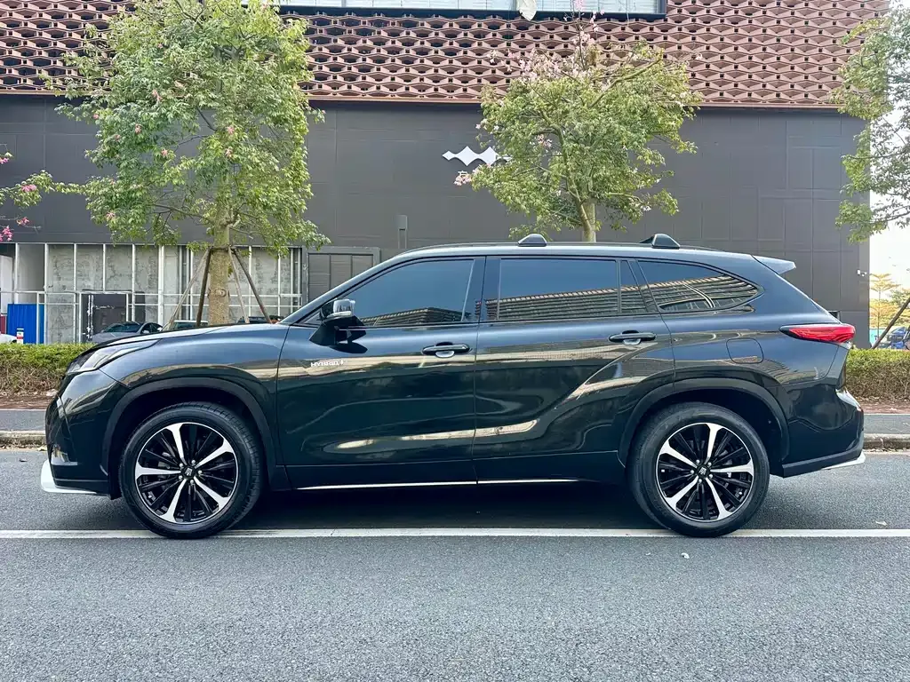 Toyota Crown Kluger 2022 из CN, фото 8