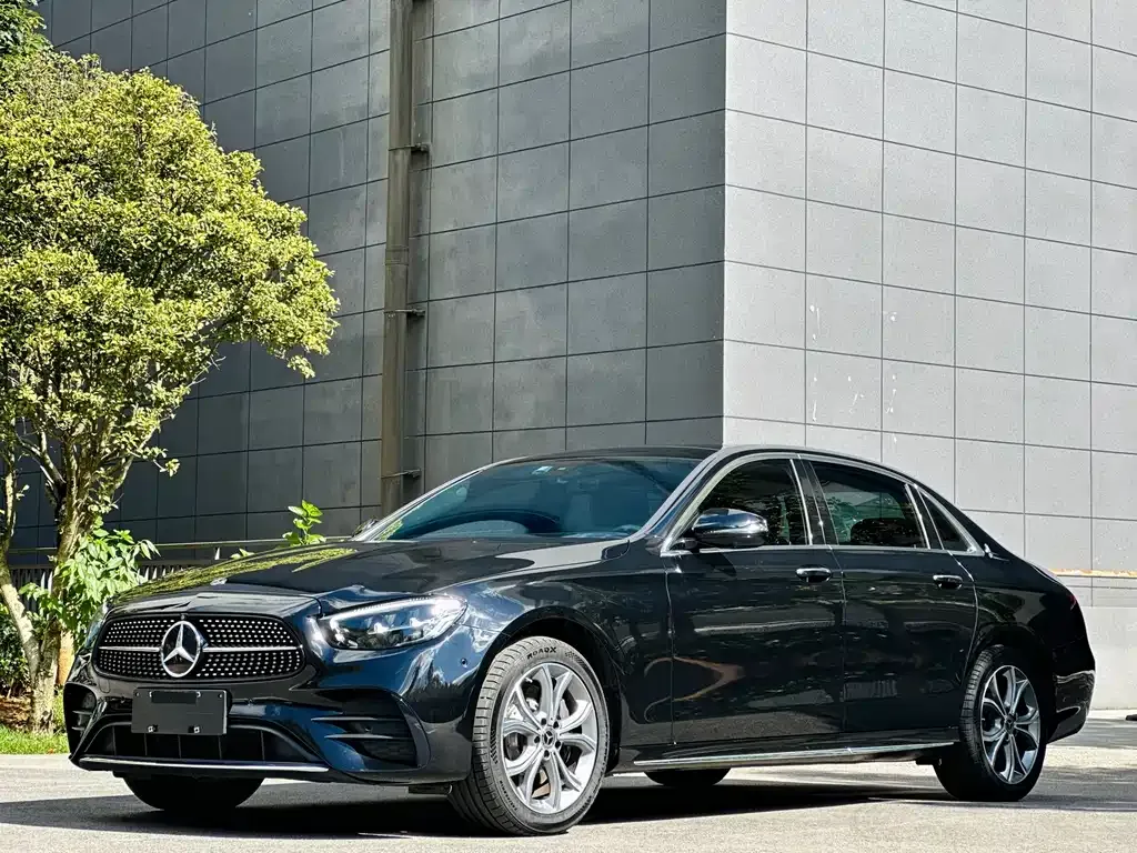 Mercedes-Benz E-Class — фото 1