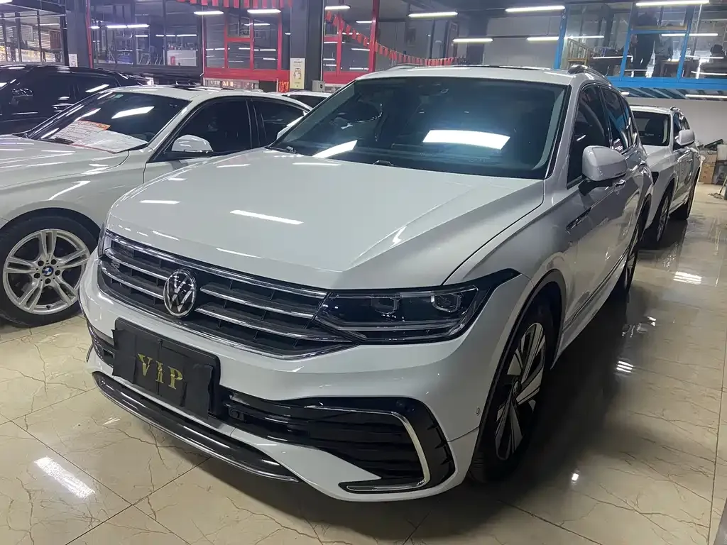 Volkswagen Tiguan L — фото 1