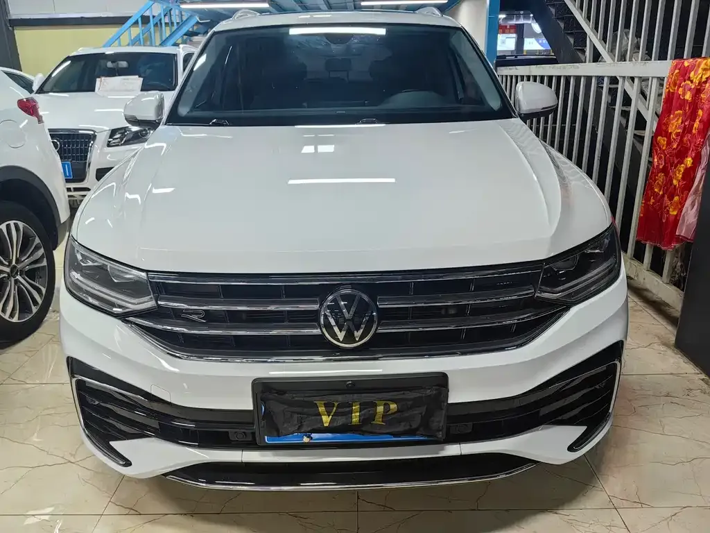 Volkswagen Tiguan L — фото 2