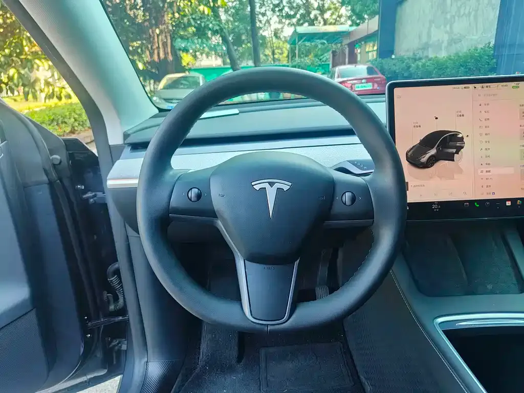 Tesla Model Y — фото 10