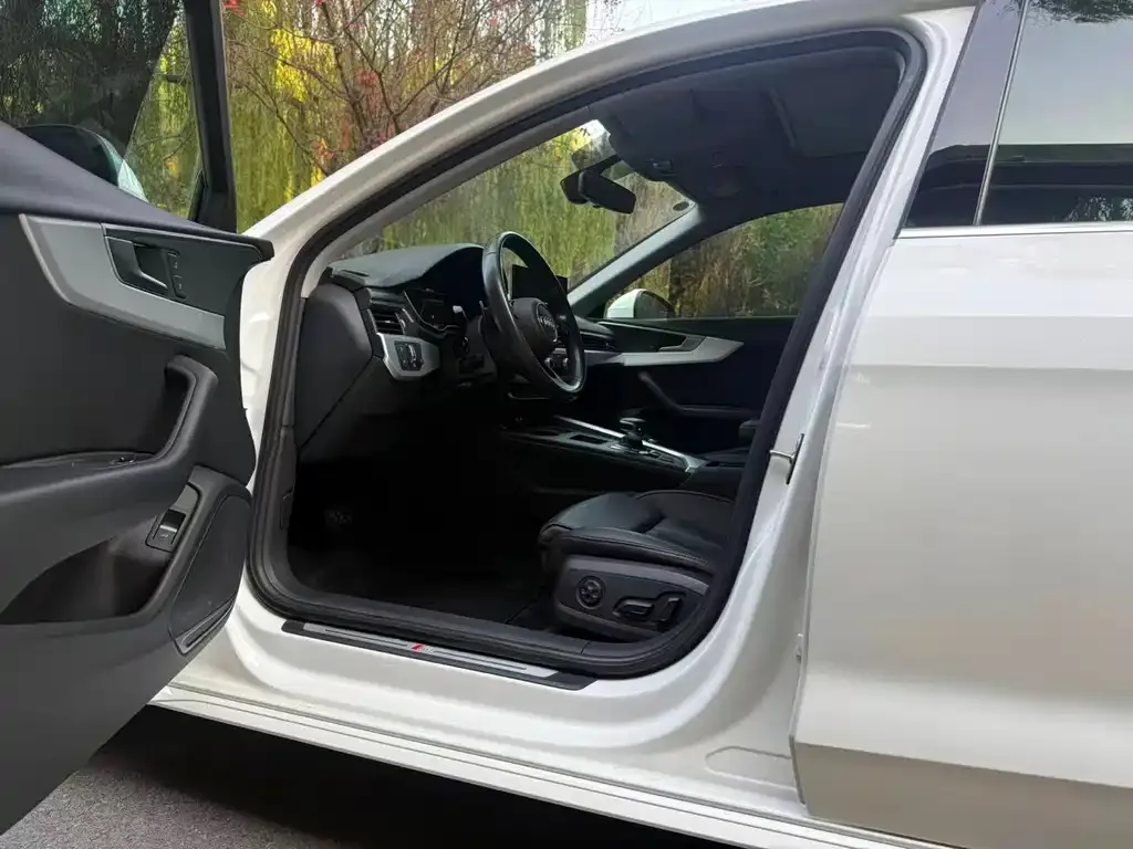 Audi A4L 2022 из CN, фото 8